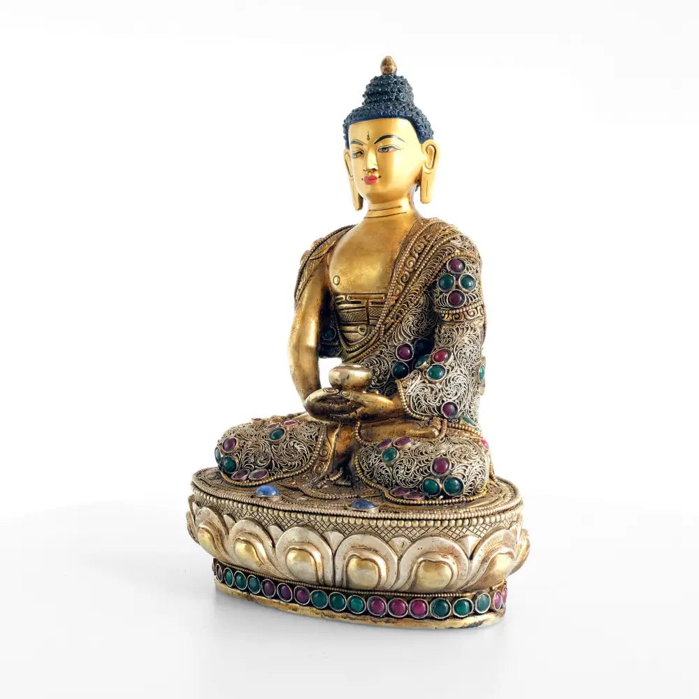 Amitabha Buddha Statue, aus Kupfer gegossene Figur, Wachsausschmelztechnik, mit Filigran verziert, versilbert und vergoldet mit farbigen Steinen besetzt. Das Gesicht ist in Gold gefasst.