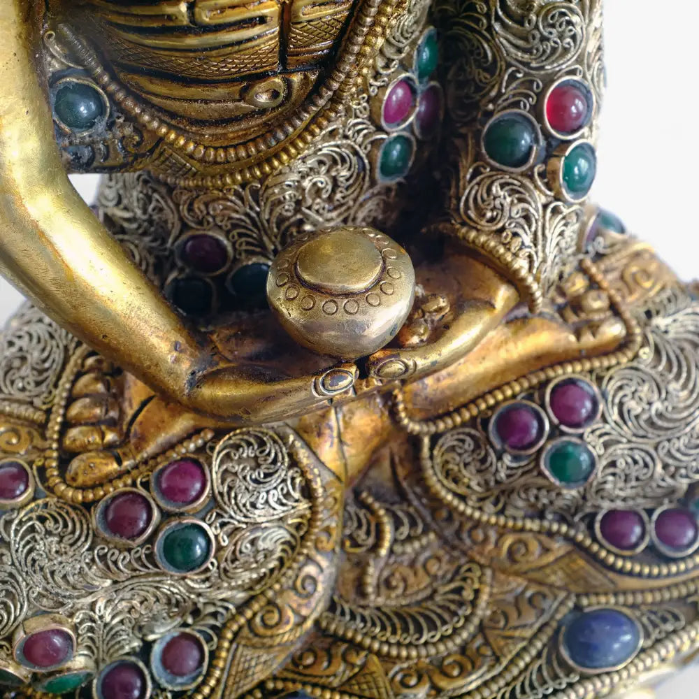 Amitabha Buddha Statue, aus Kupfer gegossene Figur, Wachsausschmelztechnik, mit Filigran verziert, versilbert und vergoldet mit farbigen Steinen besetzt. Das Gesicht ist in Gold gefasst.