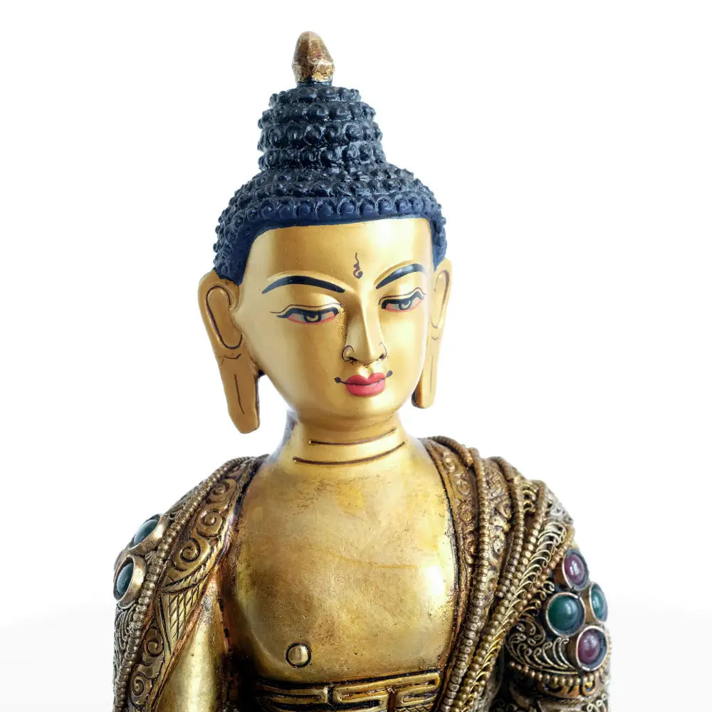 Amitabha Buddha Statue, aus Kupfer gegossene Figur, Wachsausschmelztechnik, mit Filigran verziert, versilbert und vergoldet mit farbigen Steinen besetzt. Das Gesicht ist in Gold gefasst.