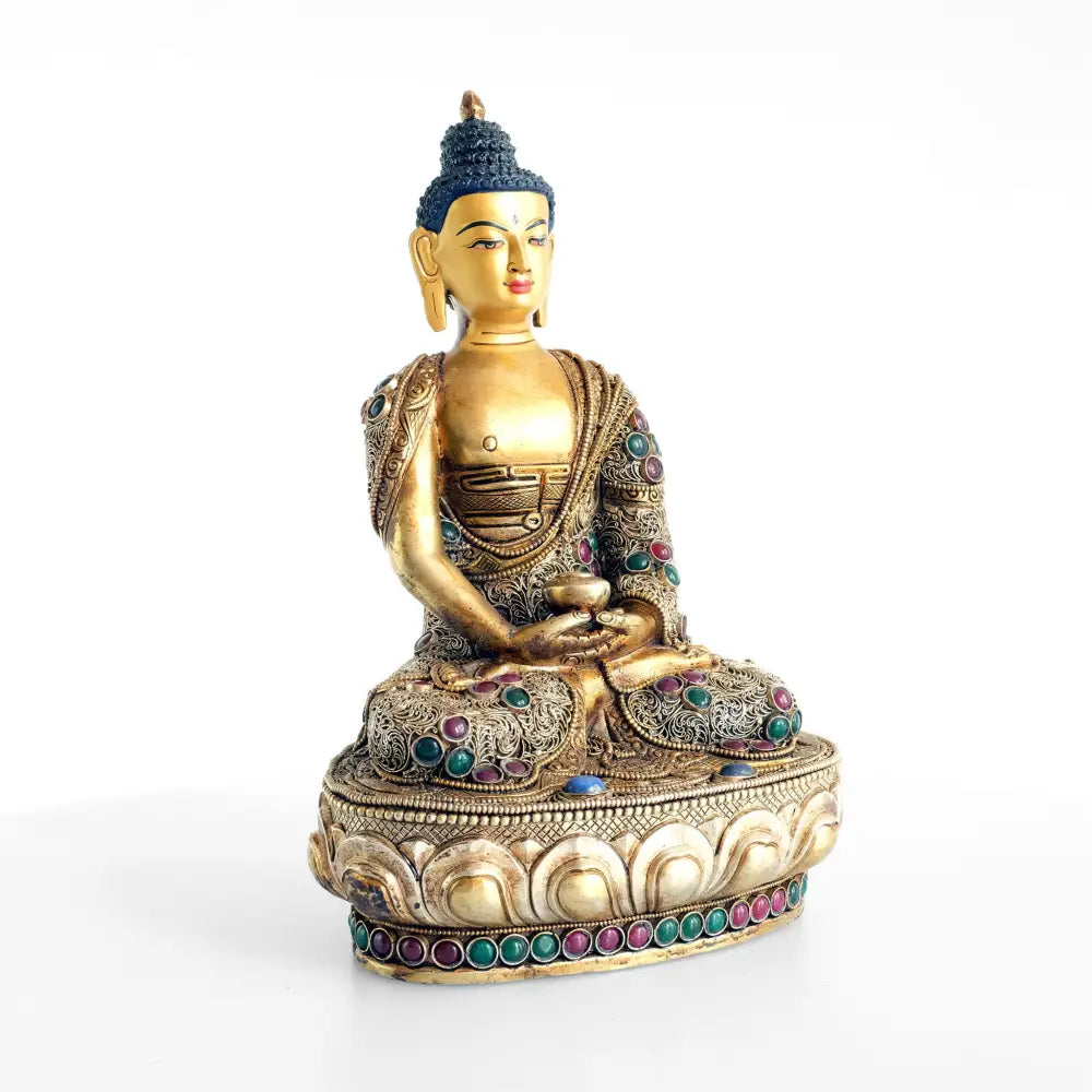 Amitabha Buddha Statue, aus Kupfer gegossene Figur, Wachsausschmelztechnik, mit Filigran verziert, versilbert und vergoldet mit farbigen Steinen besetzt. Das Gesicht ist in Gold gefasst.