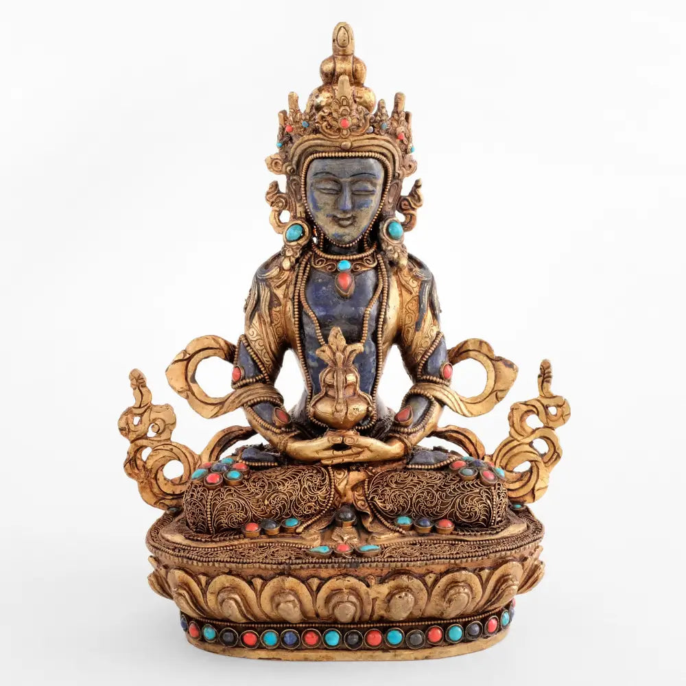 Amitayus-Buddha-Statue - Gesicht, Körper, Arme und Füße sind aus Lapislazuli geschnitten. Sein Gewand ist mit filigranen Ornamenten in feinen Spiralformen verziert. Akzentuiert mit Türkis- und Korallensteinen.