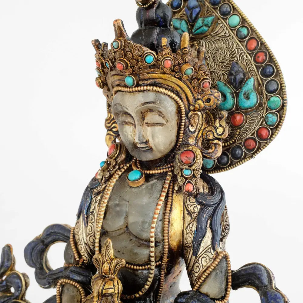 Amitayus Statue, er trägt die Krone und den vollen Schmuck eines Bodhisattva. Hinter seinem Kopf ein tropfenförmiger Hintergrund, Madorla. Mit feinen Filigran Elementen und geschnitzten Steinen verziert betont der Hintergrund das Göttliche der Figur.
