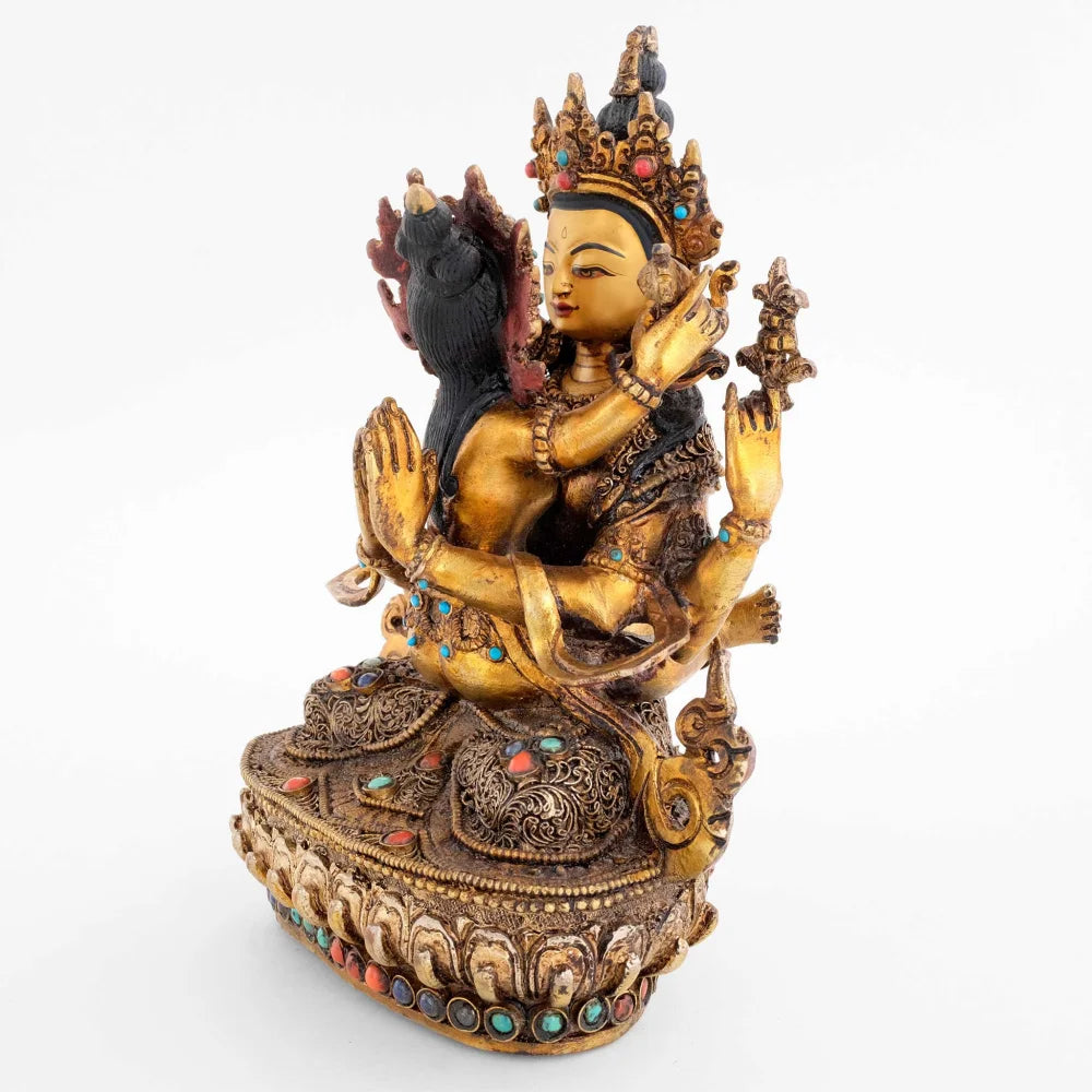 Chenrezig-Statue in Yab-Yum. Avalokitesvara, auch bekannt als sechssilbiger Lokeshvara, ist mit dem Mantra verbunden: Om Mani Padme Hum, was bedeutet: Gegrüßt sei das Juwel im Lotos.