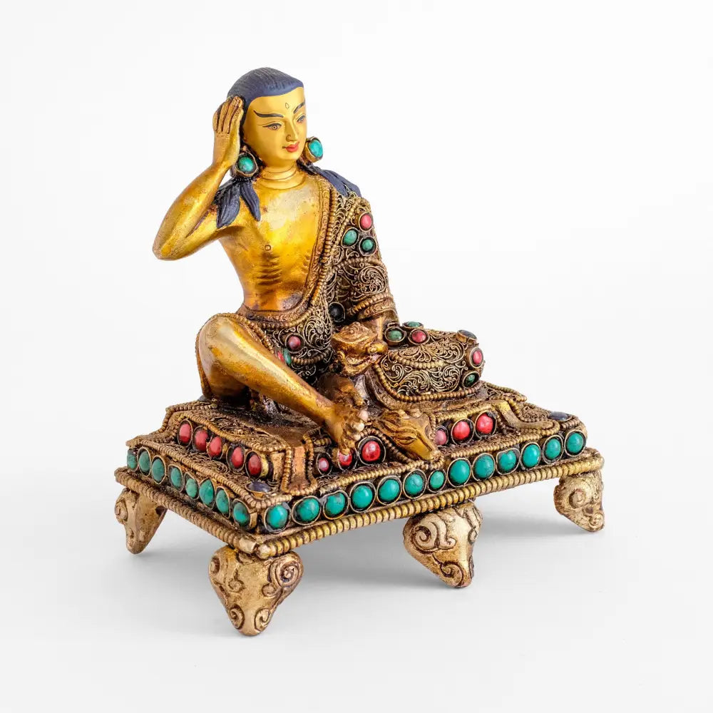 Jetsun Milarepa verbrachte sein Leben damit, durch Tibet zu wandern, Wunder zu vollbringen, das Nomadenvolk zum Buddhismus zu bekehren und seine 100.000 Lieder zu schreiben. Er zeigt ein wohlwollendes Lächeln, das andeutet, dass er den Zustand jenseits der Anstrengung erkannt hat.