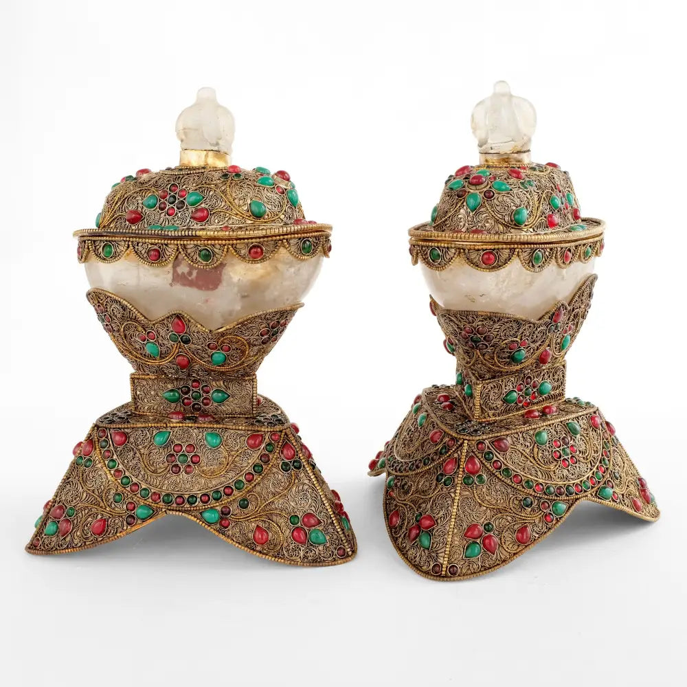 Kapala aus Kristall, in eine Kupferfassung eingesetzt. Mit versilbertem Filigran in floralen Ornamenten besetzt und farbigen Steinen akzentuiert.