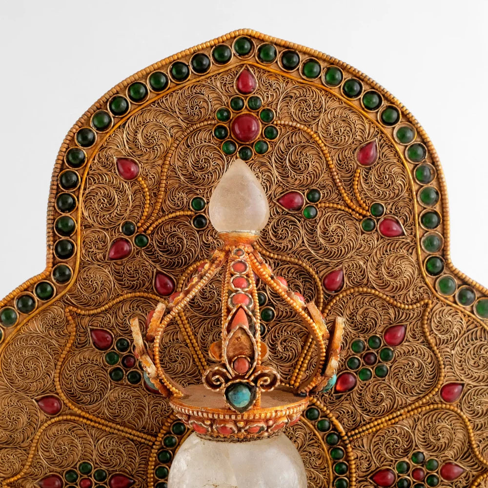 Der obere Teil des Kartika Messers ist ein halber Vajra, verziert mit Türkis und Koralle, die Spitze bildet ein tropfenfömiger Kristall.