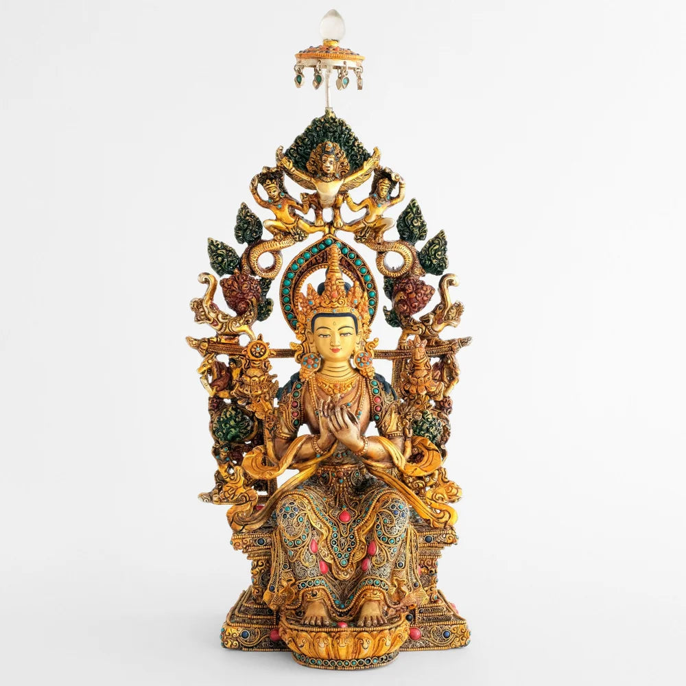 Maitreya, der Zukunftbuddha auf seinem Thron mit geschmücktem Hintergrund und an der Spitze ein Schirm.