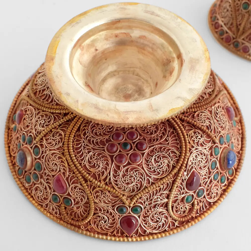 Die mit feinen floralen Mustern verzierte Serkyem Schale. Das Filigran ist in spiralförmigen Bögen angeordnet und versilbert.