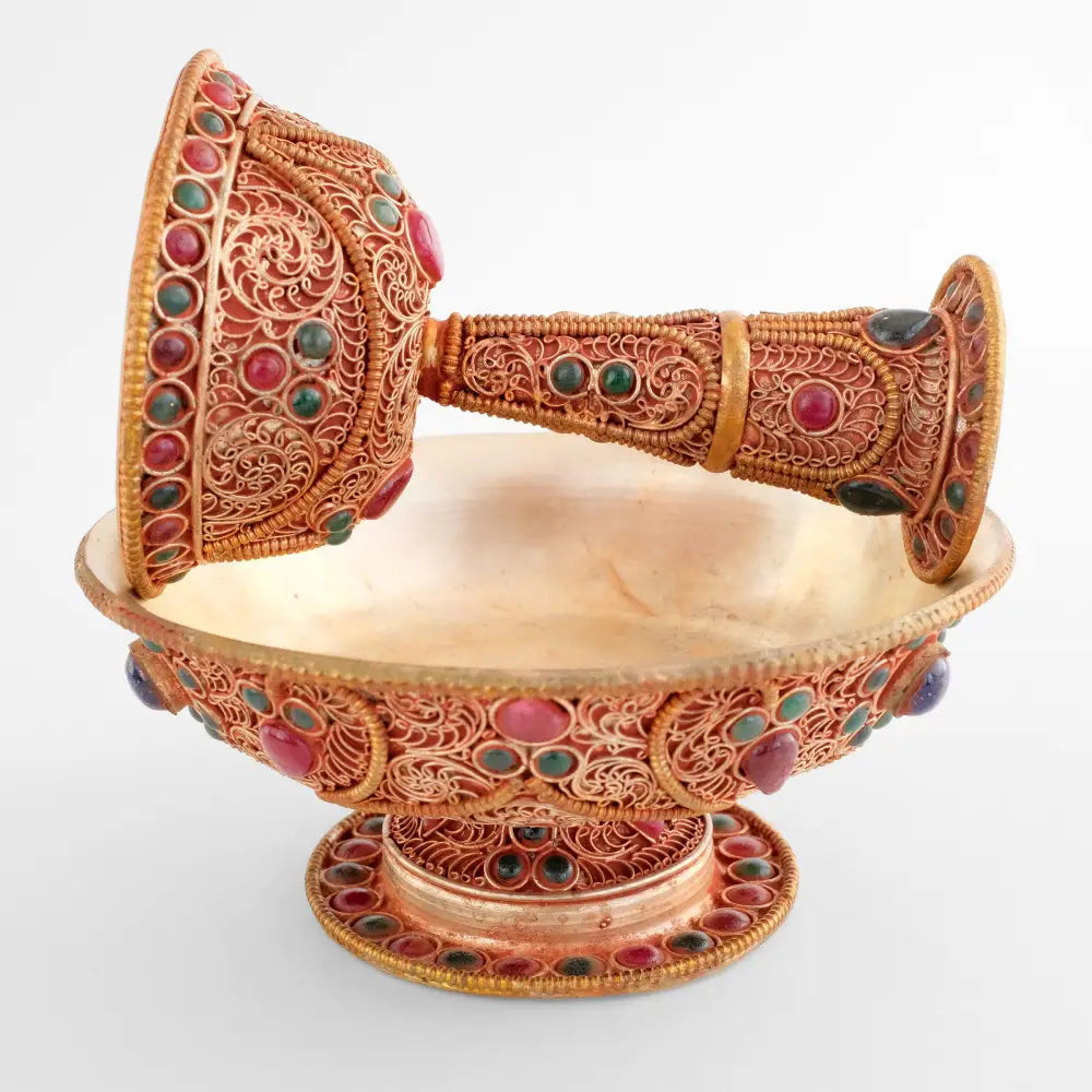 Serkyem für das Dharmapala Ritual. Silber und Gold Kelche mit feinem Filigran und farbigen Steinen verziert.