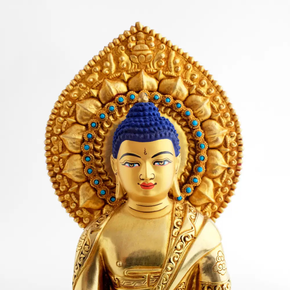 Goldene Buddha-Statue mit blauem Haar und türkisfarbenen Akzenten.