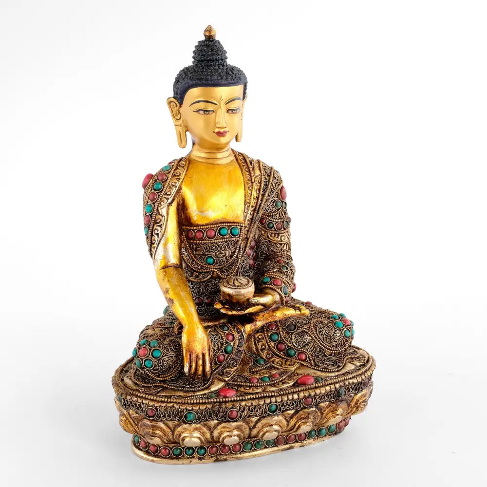 Filigran verzierte vergoldete Buddha-Statue.