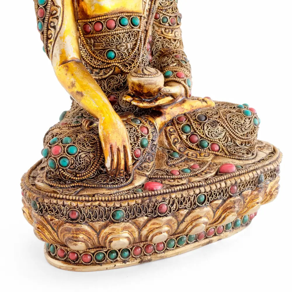 Vergoldete Shakyamuni Buddha Statue mit versilberten spiralförmigen Filigran Ornamenten und farbigen Steinen verziert.