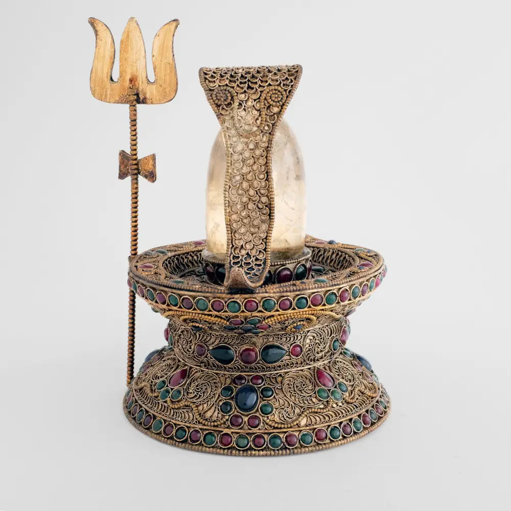Rückansicht des Shiva Lingam mit Dreizack. Lord Shiva Skulptur für die Hindu Puja und den Hausaltar.