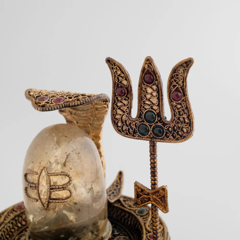 Detail des Kristall Lingam mit Schlangenkopf und Dreizack.