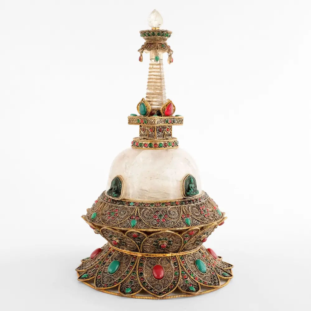 Runde Stupa, Chorten mit einem Dom und einer Spitze aus Kristall. Der Lotus Sockel istt verziert mit floralen Mustern aus Filigran Elementen und farbigen Steinen.
