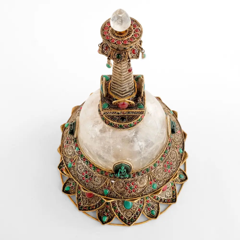 Stupa mit Kristall und Kupfer. Die bogenförmig angeordneten Filigran Elemente bilden die Blütenblätter eines Lotus.