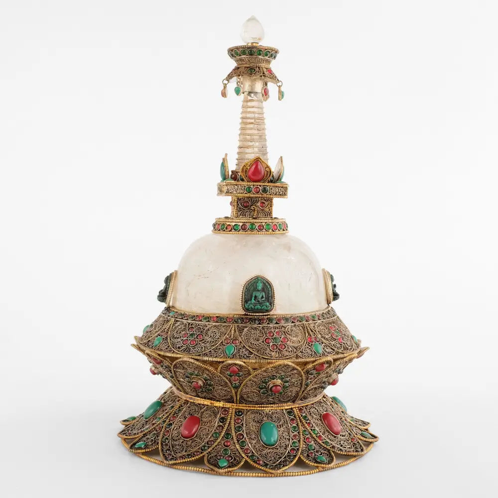 Runde Stupa mit einem Sockel in Lotusform. Vier Buddhaplaketten am Kristall Dome.