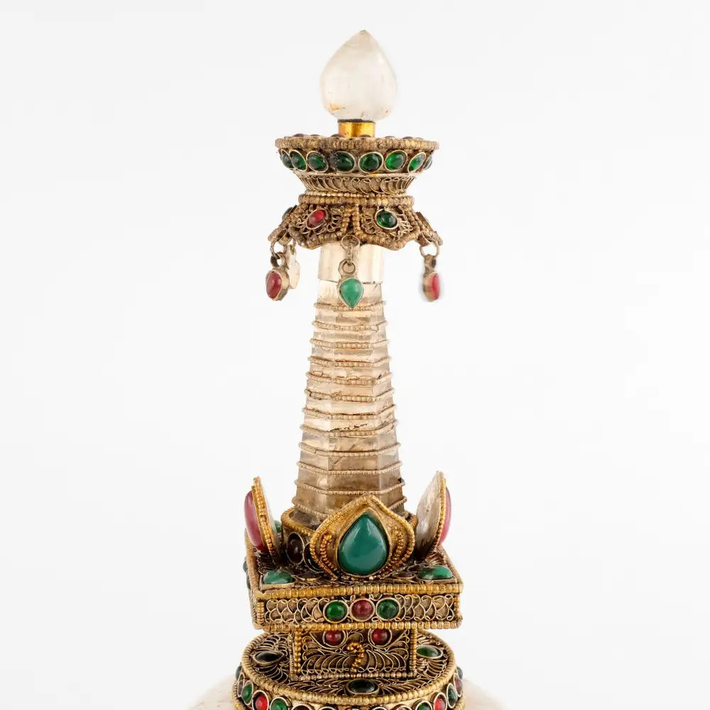 Stupa Spitze aus Kristall mit tropfenförmigem Abschluss. Verziert mit feinem Filigran und farbigen Steinen.