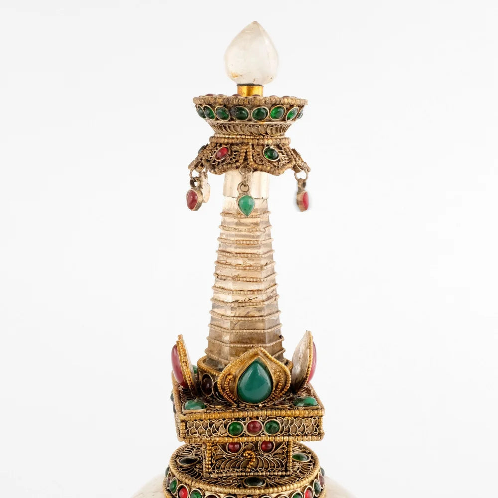 Stupa Spitze aus Kristall mit tropfenförmigem Abschluss. Verziert mit feinem Filigran und farbigen Steinen.