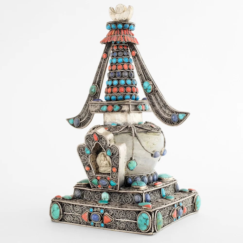 Versilberte Kupfer und Kristall Stupa mit feinem Filigran verziert. Besetzt mit gefassten Koralle, Türkis und Lapis Lazuli Steinen.