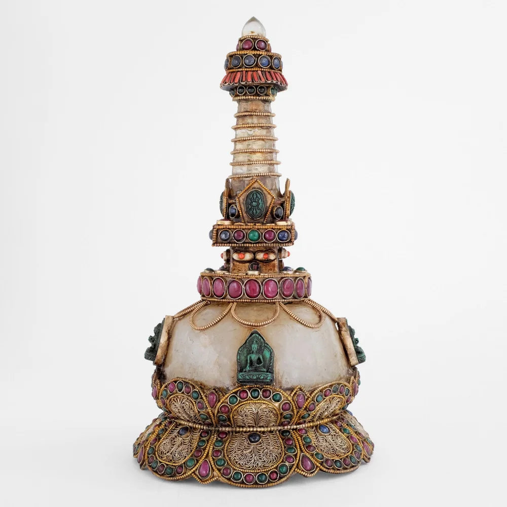 Stupa aus Kupferblech und Kristallquarz, verziert mit Filigran, versilbert und vergoldet, besetzt mit farbigen Steinen, Lapislazuli und Koralle. Aufgesetzte kleine Buddha geprägte Votivtafeln.