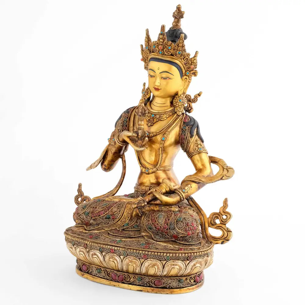 Vajrasattva Statue, volle Größe, Seitansicht. Die Figur ist aus Kupfer gegossen, mit Filigran verziert, versilbert und vergoldet mit farbigen Steinen besetzt.