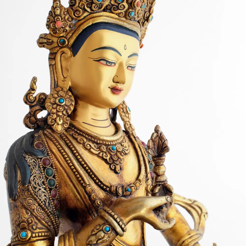 Vajrasattva, Detail von der Gesichtsbemalung und der rechten Hand mit Vajra.