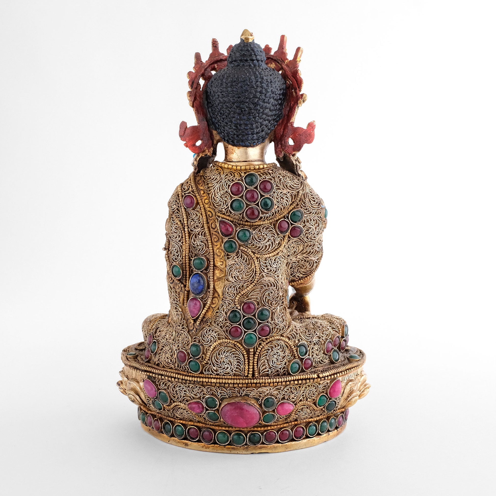 Die Rückseite der Akshobhya Buddha Statue ist vollständig mit Filigran Ornamenten verziert. Das Filigran ist versilbert, der Perldraht ist vergoldet. 