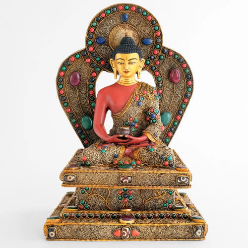 Amitabha Buddha Statue mit Filigran und farbigen Steinen verziert.