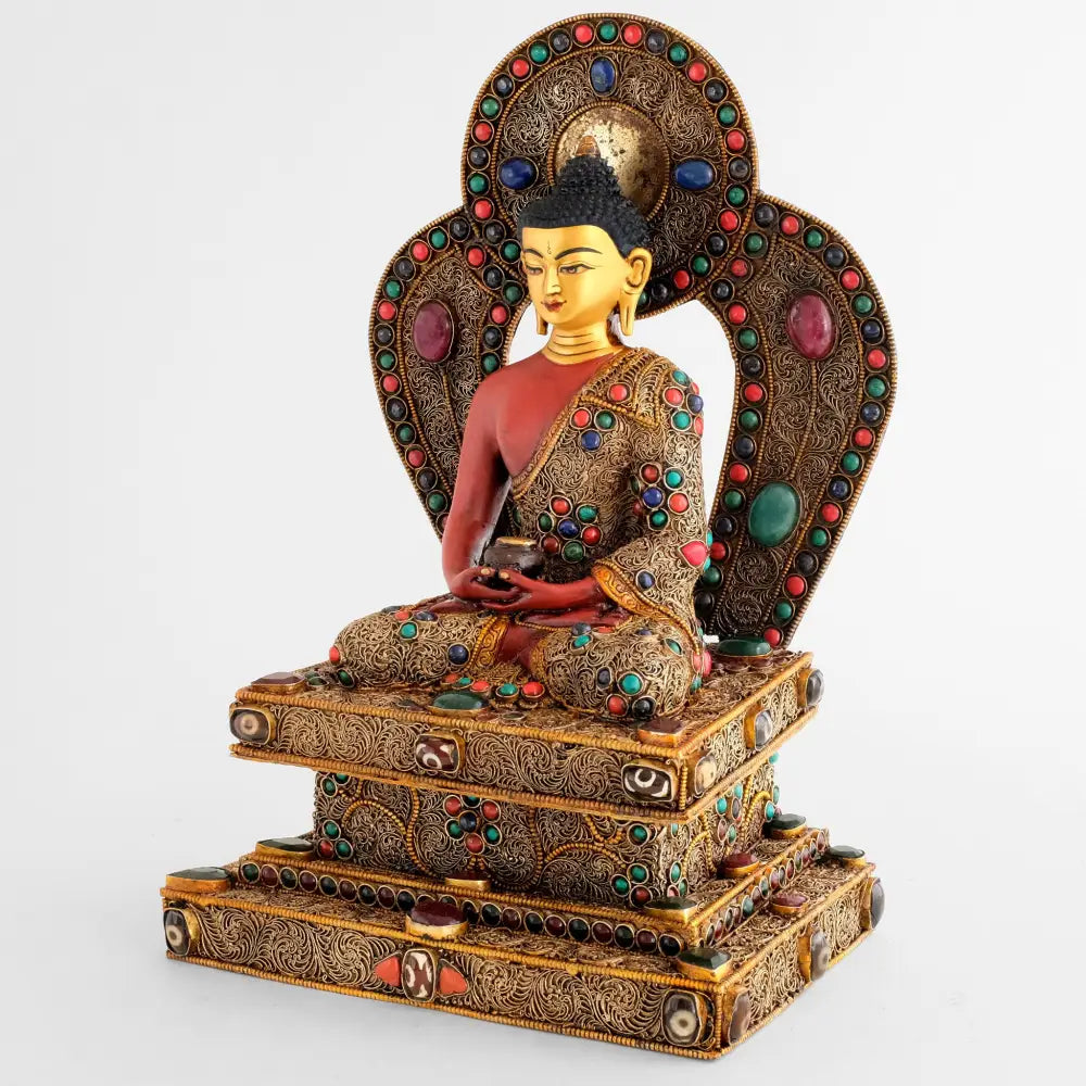 Amitabha Buddha statue, mit feinem Filigran verzierte Robe, Thron und Hintergrund.