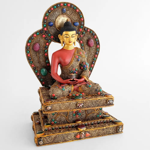 Amitabha Buddha Statue auf einem Thron mit Filigran und farbigen Steinen verziert.