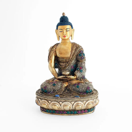 Amitabha Buddha Statue, aus Kupfer gegossene Figur, Wachsausschmelztechnik, mit Filigran verziert, versilbert und vergoldet mit farbigen Steinen besetzt. Das Gesicht ist in Gold gefasst.