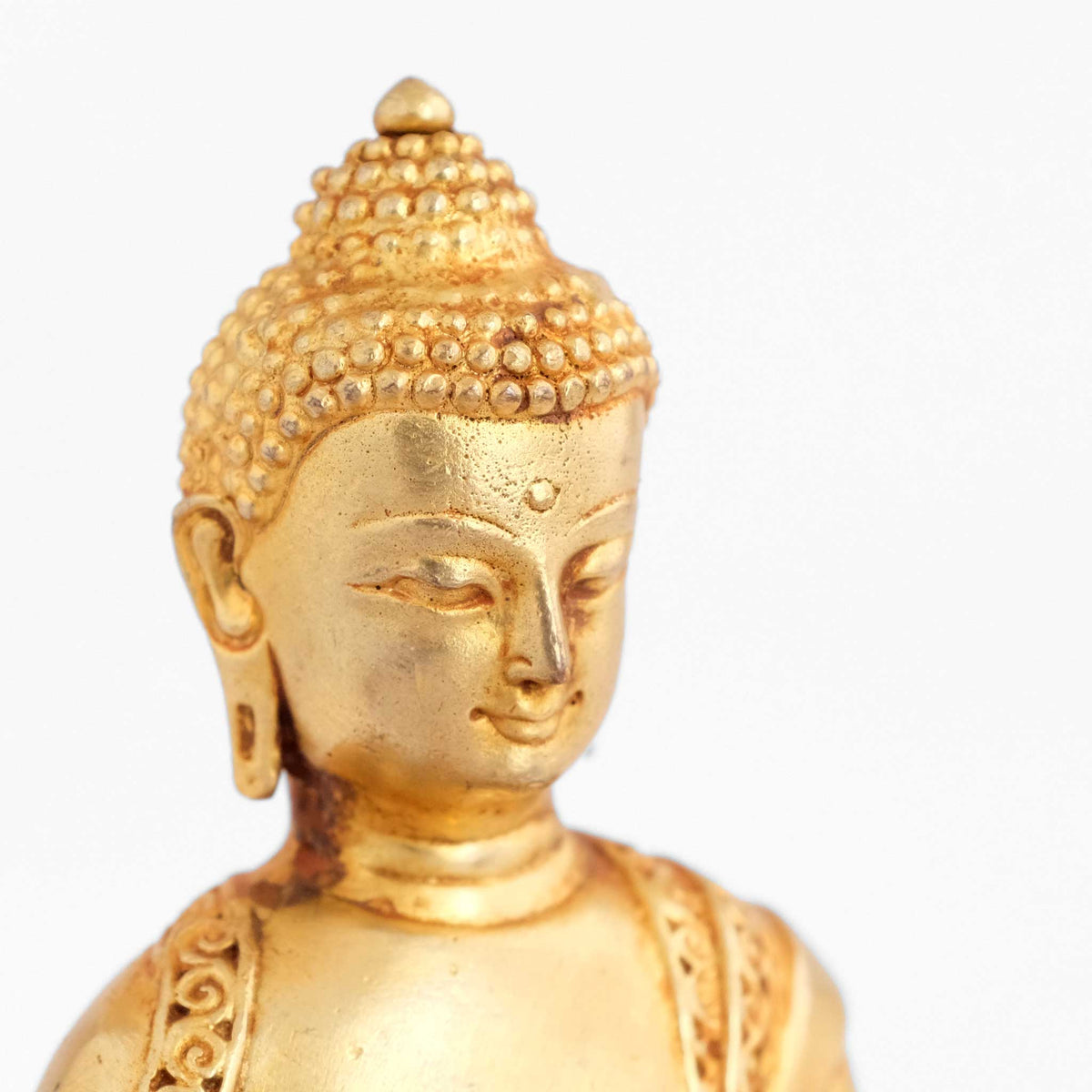 Amitabha Buddha Statue, kleine vergoldete Figur, Nahaufnahme des Gesichts, detaillierter Kupferguss.