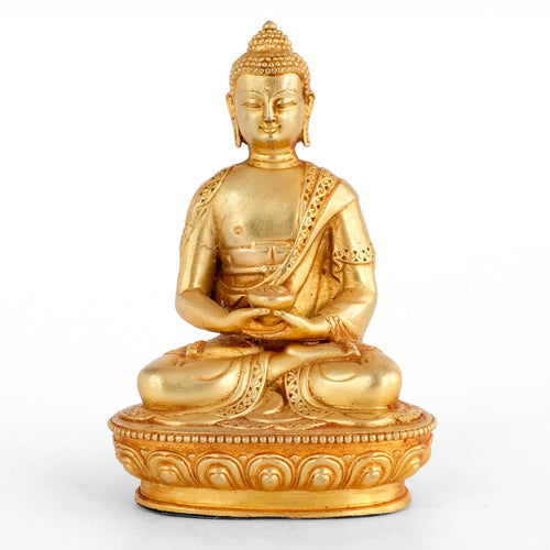 Kleine vergoldete Amitabha Buddha Statue. Er sitzt in padma asana auf einem Lotussockel, die Hände in dhyana mudra, eine Bettelschale, patra, im Schoß haltend.