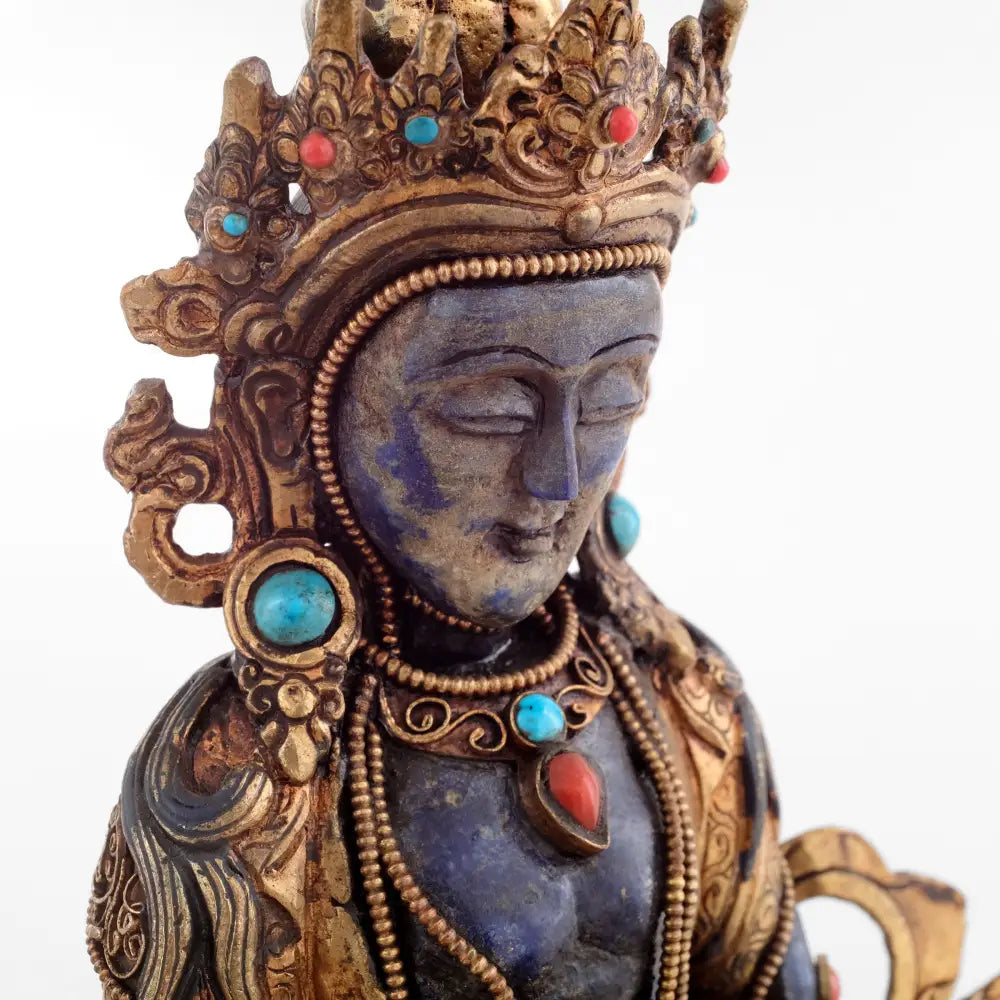 Der heitere Gesichtsausdruck von Amitayus Buddha strahlt Ruhe und tiefe Weisheit aus und lädt zu einer tiefen Verbindung mit denjenigen ein, die ihn betrachten. Das Gesicht ist aus natürlichem Lapislazuli geschnitzt.