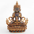 Amitayus-Buddha-Statue - Gesicht, Körper, Arme und Füße sind aus Lapislazuli geschnitten. Sein Gewand ist mit filigranen Ornamenten in feinen Spiralformen verziert. Akzentuiert mit Türkis- und Korallensteinen.