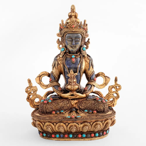 Amitayus-Buddha-Statue - Gesicht, Körper, Arme und Füße sind aus Lapislazuli geschnitten. Sein Gewand ist mit filigranen Ornamenten in feinen Spiralformen verziert. Akzentuiert mit Türkis- und Korallensteinen.
