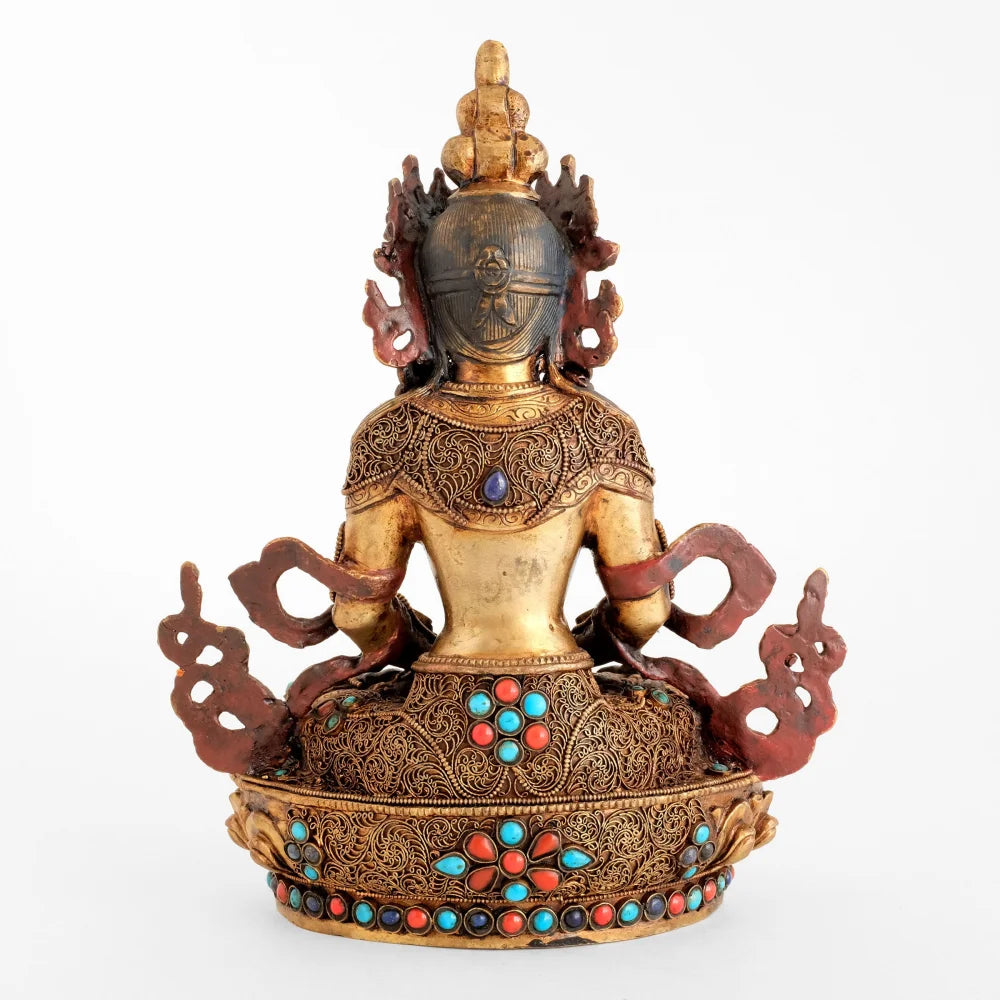 Rückseite der Amitayus-Statue, verziert mit feinen filigranen Ornamenten, vergoldet, akzentuiert mit Türkis, Lapislazuli und Korallensteinen. Die Statue kann freisttehend gezeigt werden, sie ist von allen Seiten bearbeitet.