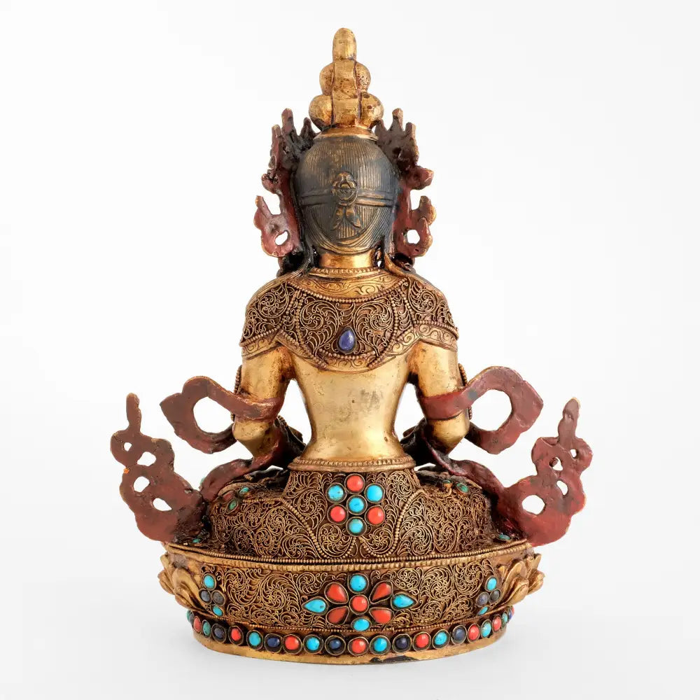 Rückseite der Amitayus-Statue, verziert mit feinen filigranen Ornamenten, vergoldet, akzentuiert mit Türkis, Lapislazuli und Korallensteinen. Die Statue kann freisttehend gezeigt werden, sie ist von allen Seiten bearbeitet.