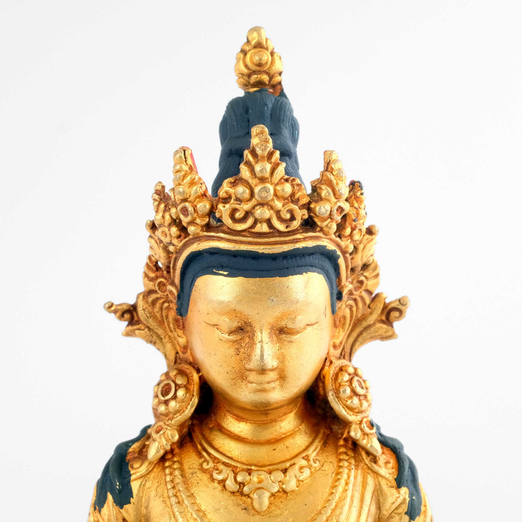 Amitayus Buddha Statue, kleine vergoldete Figur, detaillierter Kupferguss. Detailaufnahme von Krone und Gesicht.