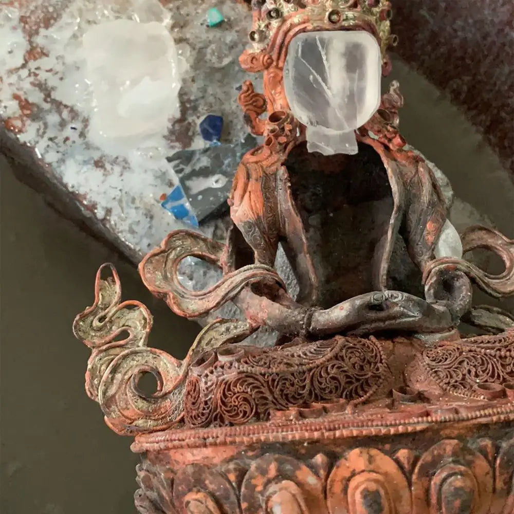 Aparmita, Amitayus Figur, Herstellungsprozess, das Gesicht und der Körper werden aus Kristall geschnitten. Ein Foto aus der Werkstatt. 