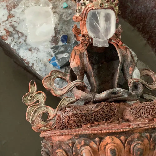 Aparmita, Amitayus Figur, Herstellungsprozess, das Gesicht und der Körper werden aus Kristall geschnitten. Ein Foto aus der Werkstatt. 