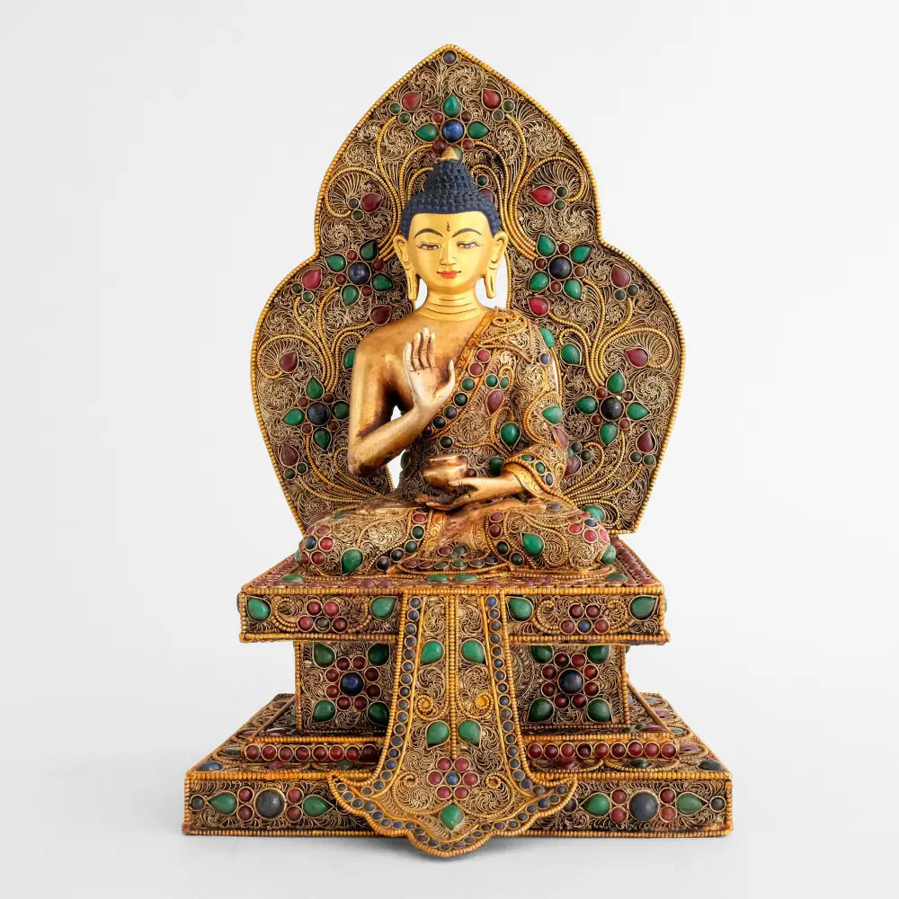 Prachtvoll mit Filigran verzierte goldene Amoghsiddhi Buddha Statue.