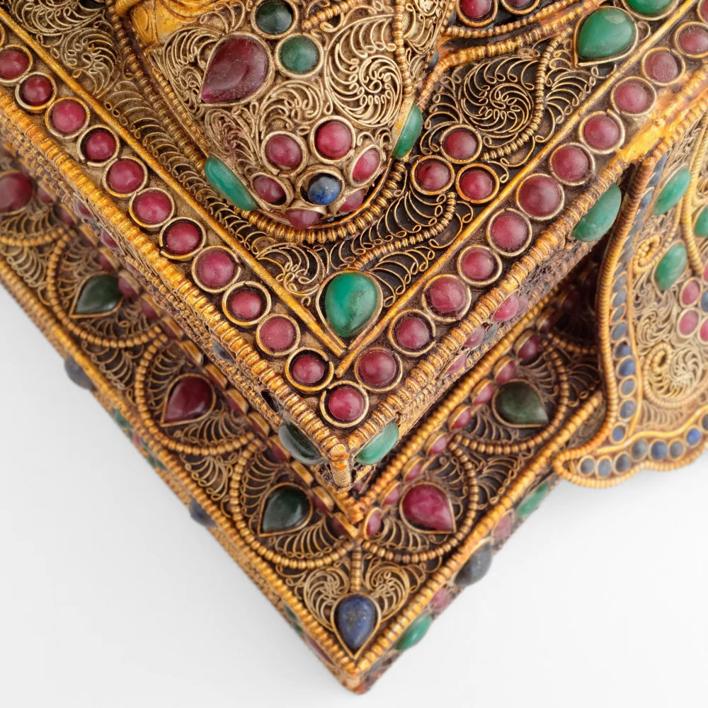 Amoghsiddhi Buddha Statue, Aufsicht auf den Thron der mit Filigran verziert und farbigen Steinen akzentuiert ist.