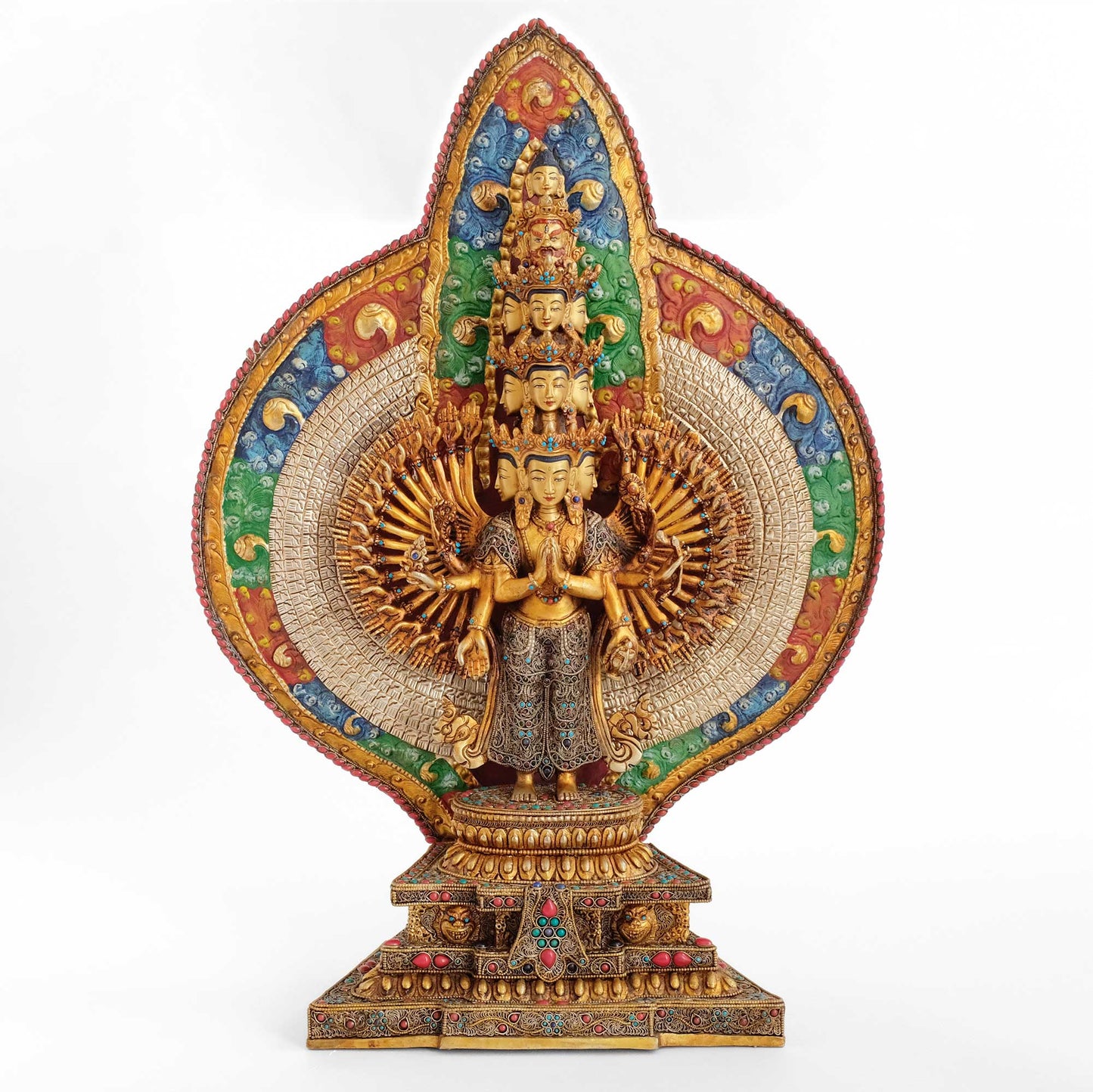 Avalokiteshvara, die Statue des tausendarmigen Lokeshvara, mit aufwendigen Filigran Verzierungen auf seinem Gewand und dem Sockel. Die Skulptur ist vergoldet und versilbert, mit farbigen Steinen verziert und für ein antikes Finish patiniert.