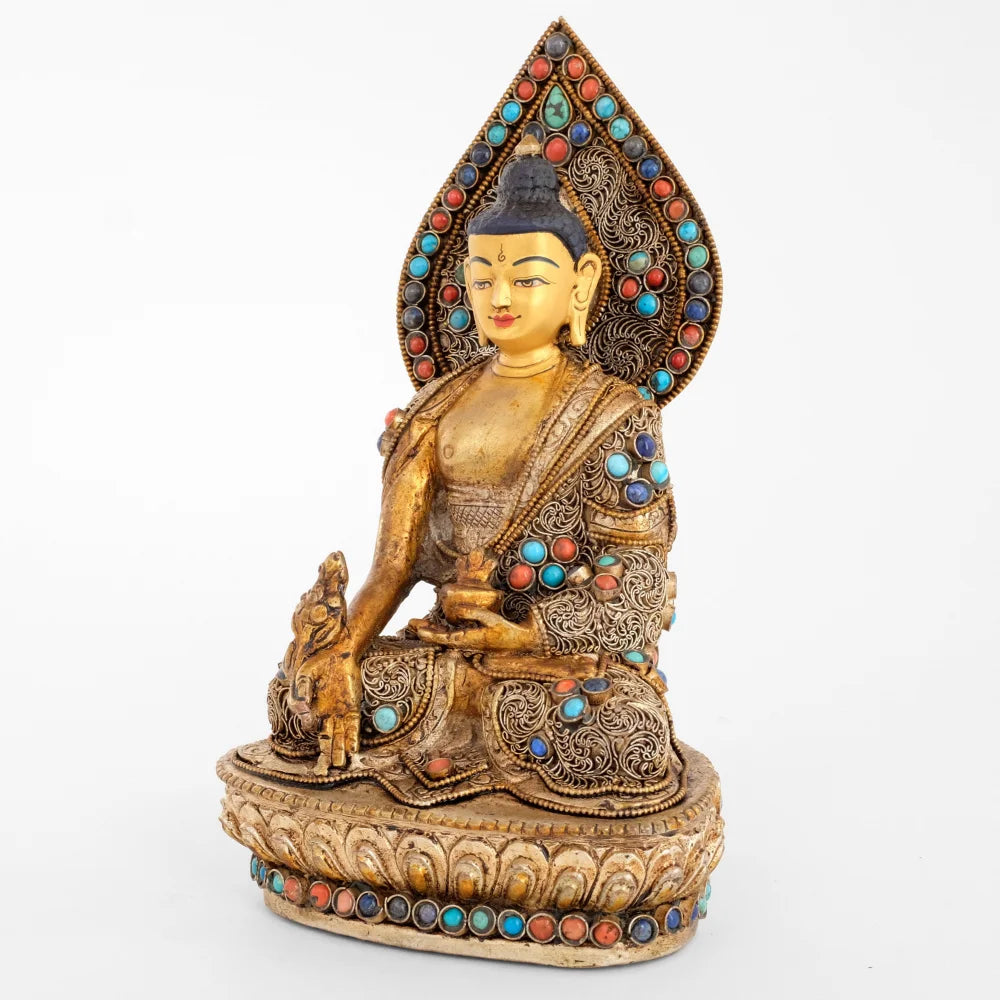 Bhaisajyguru, der Medizin Buddha. Sein Geeand und die Aureole sind mit Filigran verziert. Vergoldete und versilberte Figur.