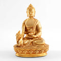 Kleine vergoldete Medizin Buddha Statue. Bhaisajyaguru, der Medizinbuddha, sitzt in padma asana auf einem Lotussockel. Seine rechte Hand ist gesenkt und hält einen Zweig der Myrobalanenpflanze, während seine linke Hand die Medizinschale im Schoß hält.
