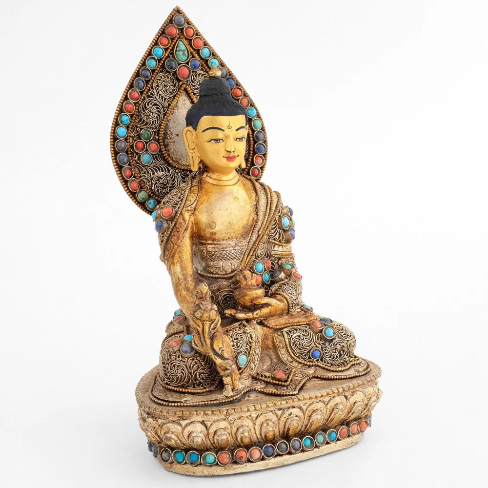 Bhaisajyaguru, Filigran verzierte Figur und tropfenförmige Aureole. Mit Koralle, Türkis und Lapislazuli besetzt.