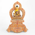 Bhaisajyaguru, Medizin Buddha Statue in Filigran gearbeitet, mit farbigen Steinen besetzt. Auf Thron mit Aureole.