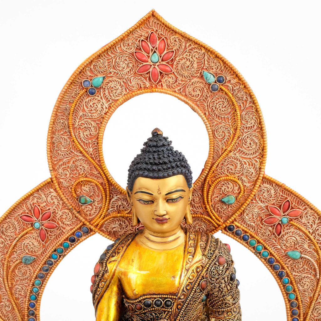 Bhaisajyaguru, Medizin Buddha Statue mit Aureole auf Thron. In Filigran gearbeitet, mit farbigen Steinen besetzt.